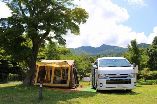 テントのすぐ隣にクルマを停められる