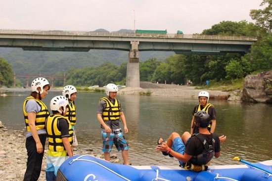 ラッコのポーズ。顔と足は上にあげることで漂流物に引っ掛かって溺れる事故を未然に防ぐとのこと。