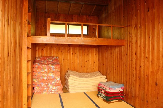寝具付きなので、持ち物は着替えなど必要最低限で泊まれる