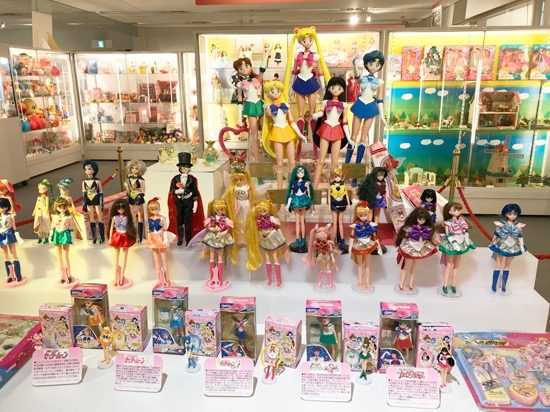  懐かしいおもちゃには大人の方がはしゃいでしまいそう