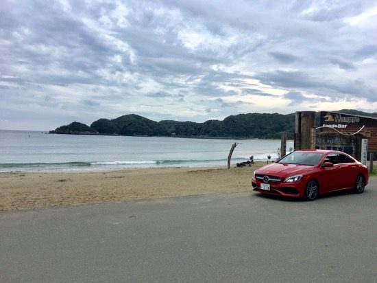 青い海と空に、真っ赤なボディが映える（写真提供：よっしーさん）
