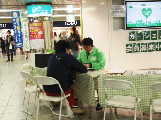 ご興味のある方はスタッフが詳細を説明。その場で入会される方もたくさんいらっしゃいました。