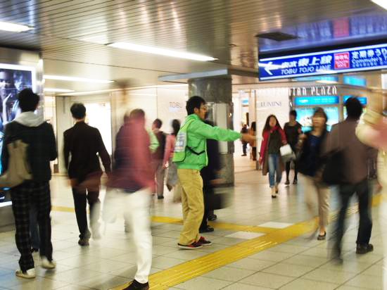 常に多くの人が行き交う池袋駅構内で呼び込みスタッフがお声がけ