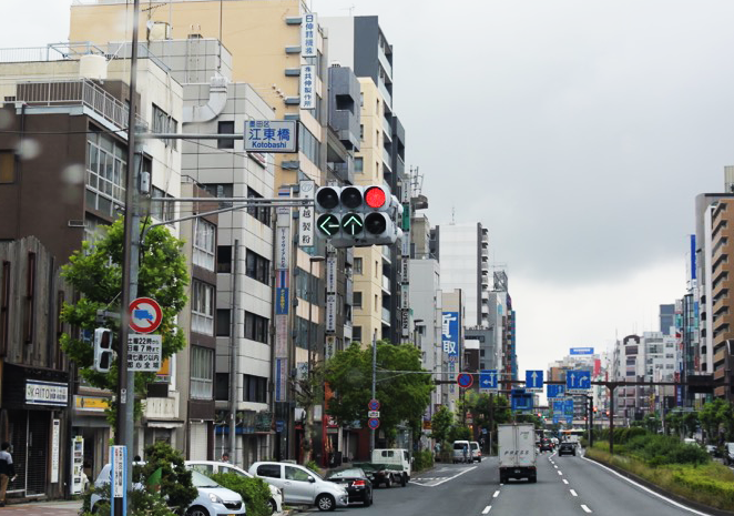 右折信号が出ていないときは、右折車は？