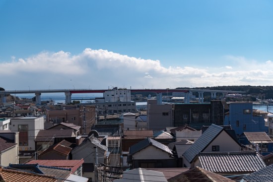 本瑞寺の横の崖からは城ケ島に続く城ヶ島大橋が一望できます