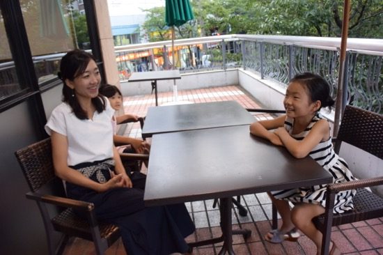 インタビューには二人のお嬢さんも同席いただきました
