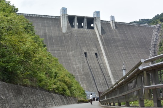 大迫力のダム。観光放流のタイミングなら大量の水が放流されるのを見学できる