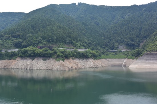 人造湖の宮ヶ瀬湖。周辺の自然環境を配慮して作られている