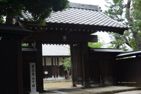 堂々とした門構えの薬医門