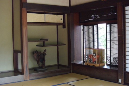 細かい意匠が施された窓枠にも注目したい