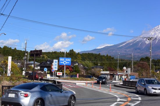 富士山の麓の「白糸の滝」前もラウンドアバウトになっている
