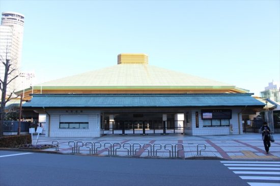 日本の相撲の中心地、国技館。近くで見ると圧倒される大きさ