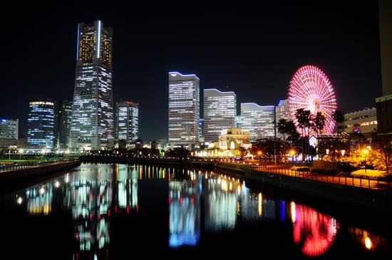 水面にゆらめく夜景が見所。みなとみらいの夜景を近距離から見渡すなら万国橋！