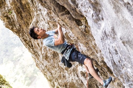 自然の岩場でクライミングする樋口さん