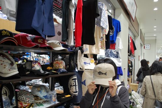 「平山商店」ではオリジナル魚河岸グッズをはじめ、様々な築地&「豊洲市場」ファッションを扱っています