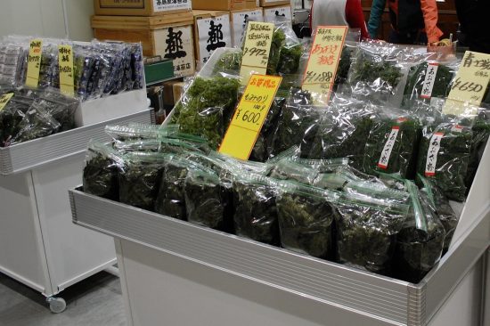 袋いっぱいの「あおさ海苔」が、こんなにお得な値段で!お正月には欠かせない食料品も「魚がし横丁」で揃えることができます