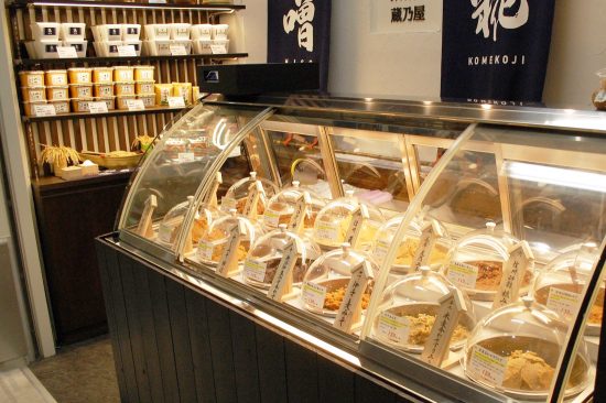 「蔵乃屋」では厳選した十二種類のブランド味噌が、量り売りで100グラムから購入できます