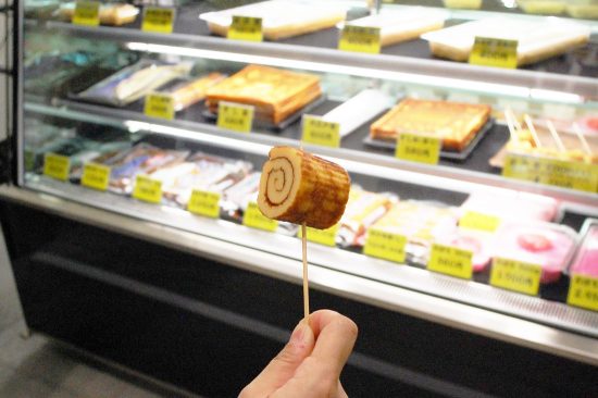 「すし玉青木」では、購入した「江戸巻き」をその場で食べることができます。歩き疲れた身体に嬉しい、甘くやさしいお味の江戸焼き。ごちそうさまでした