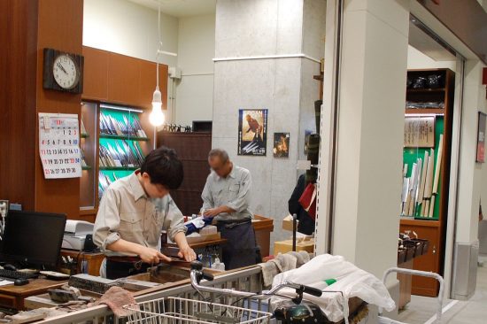 一丁一丁、手打ちにより鍛造した包丁が並ぶ「有次」。販売のほか、持ち込んだ包丁を研いでもらえますが、1~2日ほどかかるとのこと