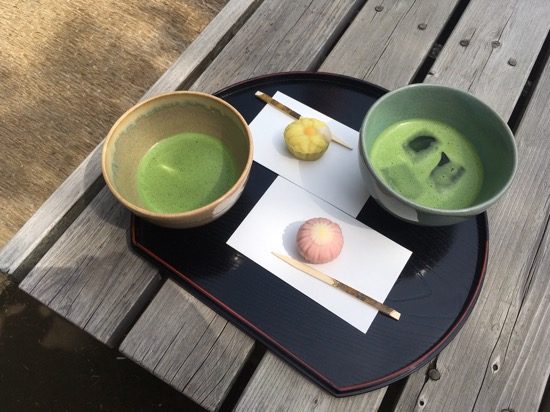 上生菓子は季節にあわせて変更される。いただく前に、なにをモチーフにした上生菓子かを想像し、楽しみましょう