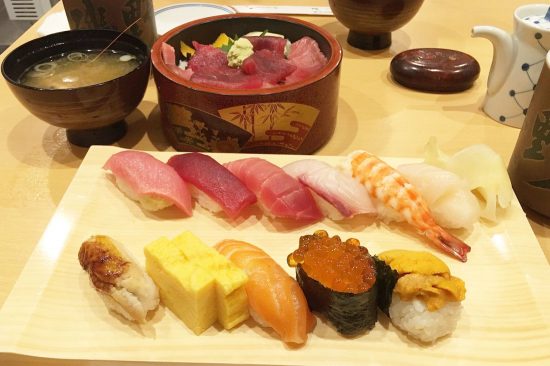 上は「鉄火丼」、下は「磯にぎりセット」。シャリはややかためでネタはどれも美味しく、特にマグロが絶品でした!