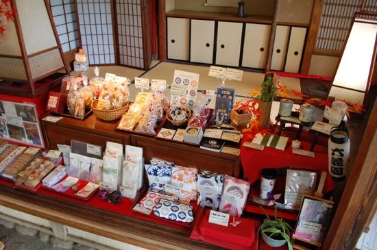 お土産に、ここでしか買えないオリジナルの手ぬぐいはいかが?