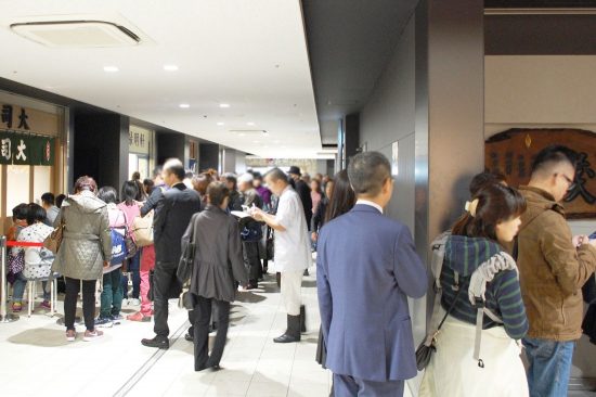 やっぱりお寿司や海鮮丼のお店は人気で、11時には大変な混雑っぷり。「豊洲市場」に訪れたら、最初にご飯を食べるのがお勧めです