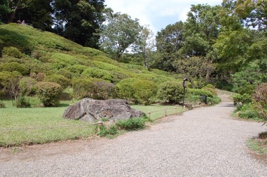 園内で一番高い築山「藤代峠」は一面にツツジが植えられており、開花時には美しい展望が開けます