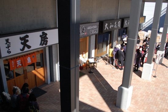 こちらは5街区「青果棟」1Fにある飲食店舗。店舗数が少なく、また屋外ということもあり、他の飲食店舗と比べて行列は短めでした