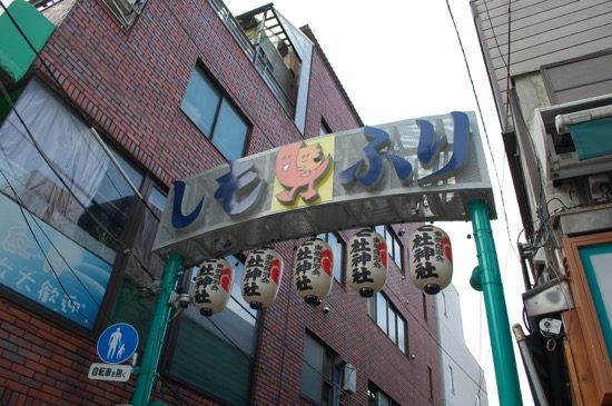 霜降銀座商店街のゆるキャラ「しーちゃん」と「もーちゃん」がお出迎え