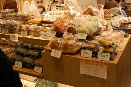 看板商品「茂助だんご」は醤油、粒あん、こしあんと、3つの味から選ぶことができます