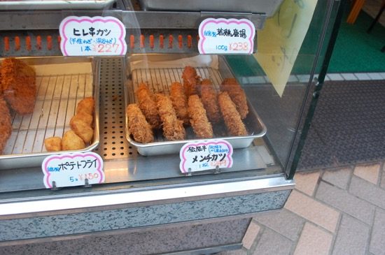 絶品の松阪牛メンチカツ。週に一度だけ店頭に並ぶシューマイも隠れた人気商品なのだとか