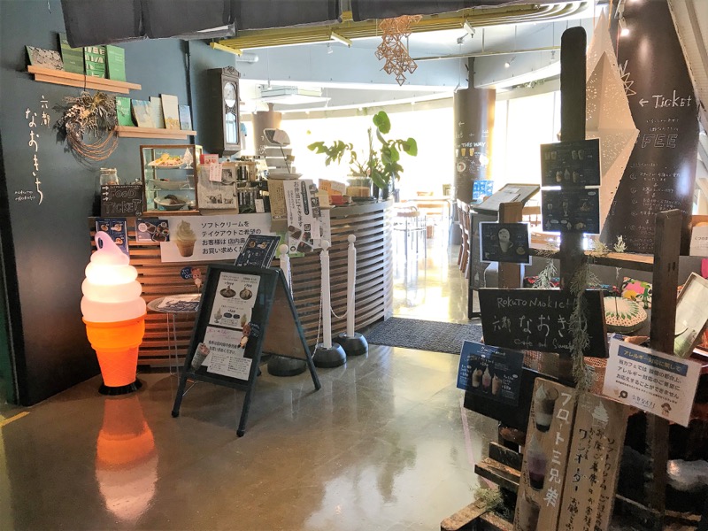カフェ「六都なおきち」の入り口。