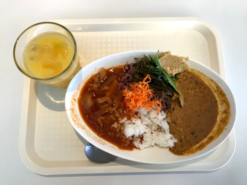 1皿で2度おいしい、カレーとハヤシのハーフ＆ハーフを注文