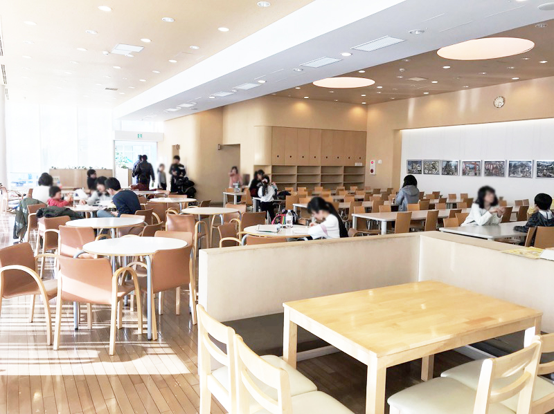 広い休憩スペースは全154席。お弁当や飲み物の持ち込み可能。